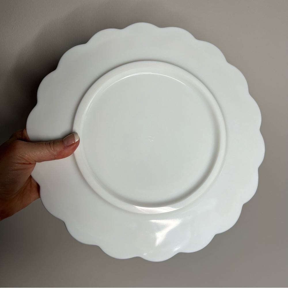 WESTMORELAND Vintage Paneled Grape Milk Glass Dinner Plate - 10-3/8" - Picture 3 of 4